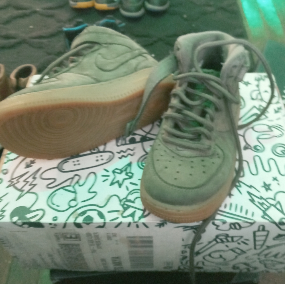 Shoes - Picture 2 of 3